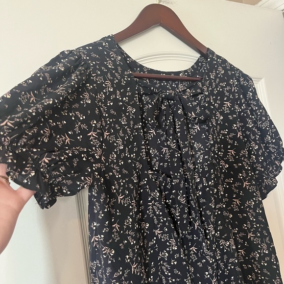 Everleigh Black Floral Short Ruffle Sleeve Women’s size medium - Picture 2 of 13